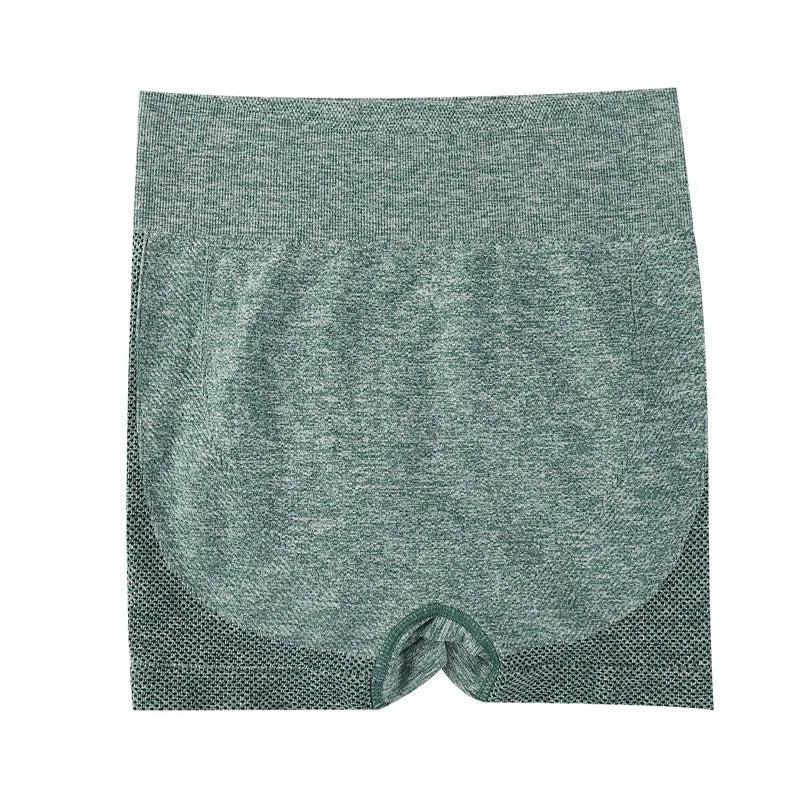 Women's quick-dry yoga shorts in high-waist seamless design for fitness activities