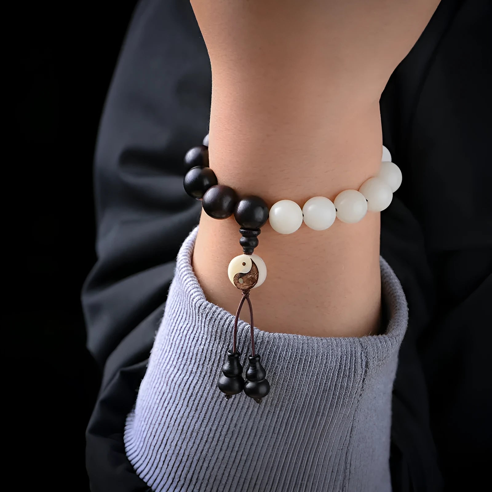 11mm white bodhi bracelet with blackwood eight-diagram beads in retro style