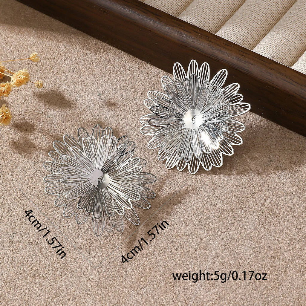 Three-dimensional hollow flower earrings in gold or silver alloy with daisy and petal design