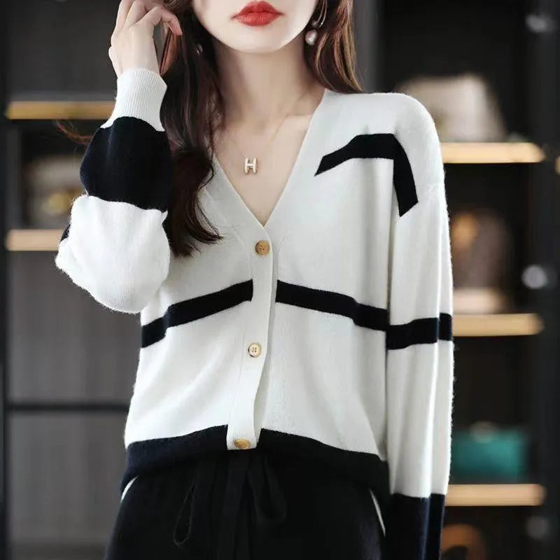 Women's striped V-neck knitted cardigan with 3D pattern effect and button closure