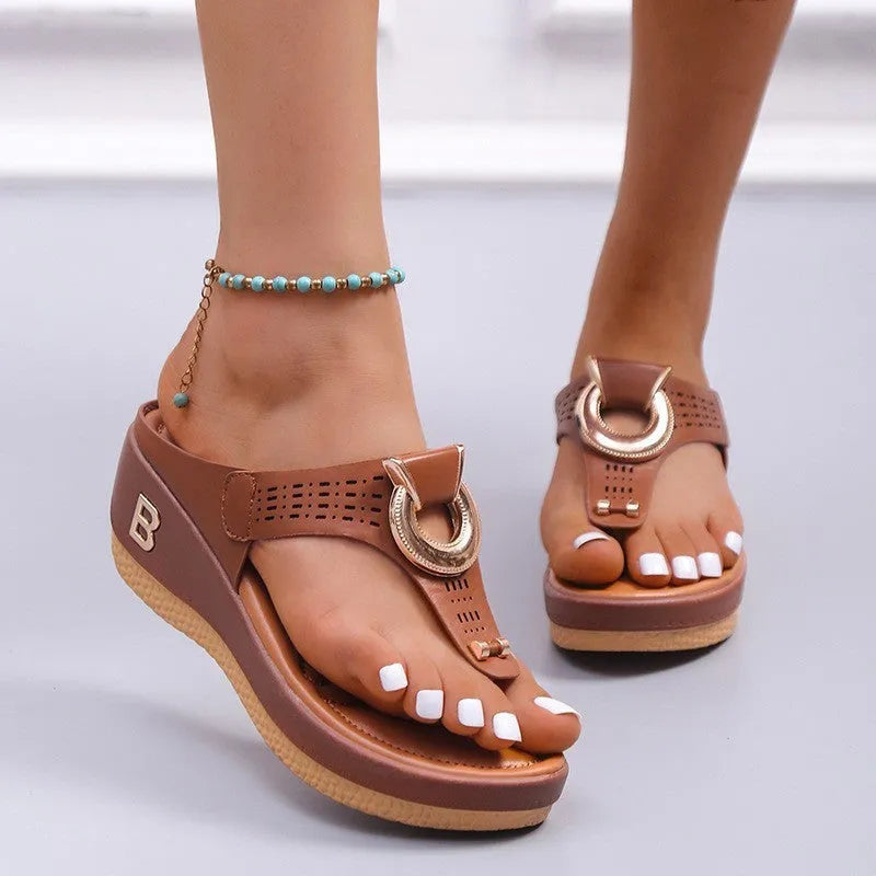 Women's thong sandals with metal decorative detail, wedge heel 3-5cm, PU upper, available in multiple colours