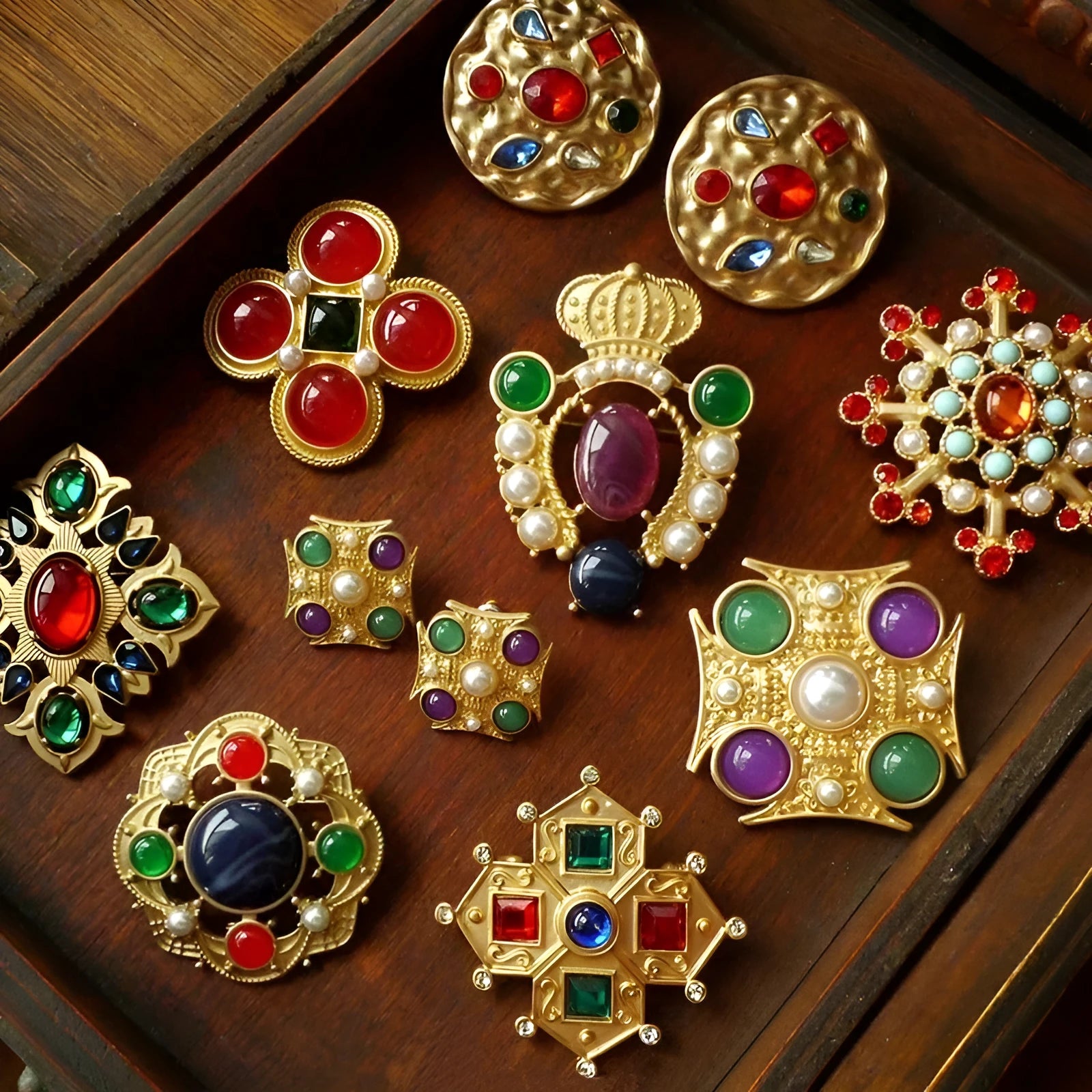 A diamond-shaped Retro Court Baroque vintage brooch made from zinc alloy, showing ornate detailing.