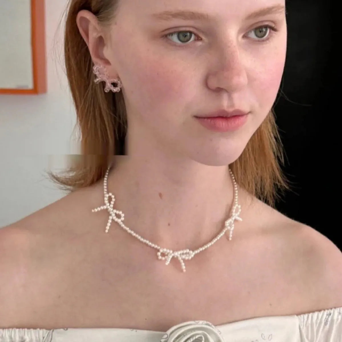 White bow pearl necklace with adjustable chain length from 31cm to 40cm
