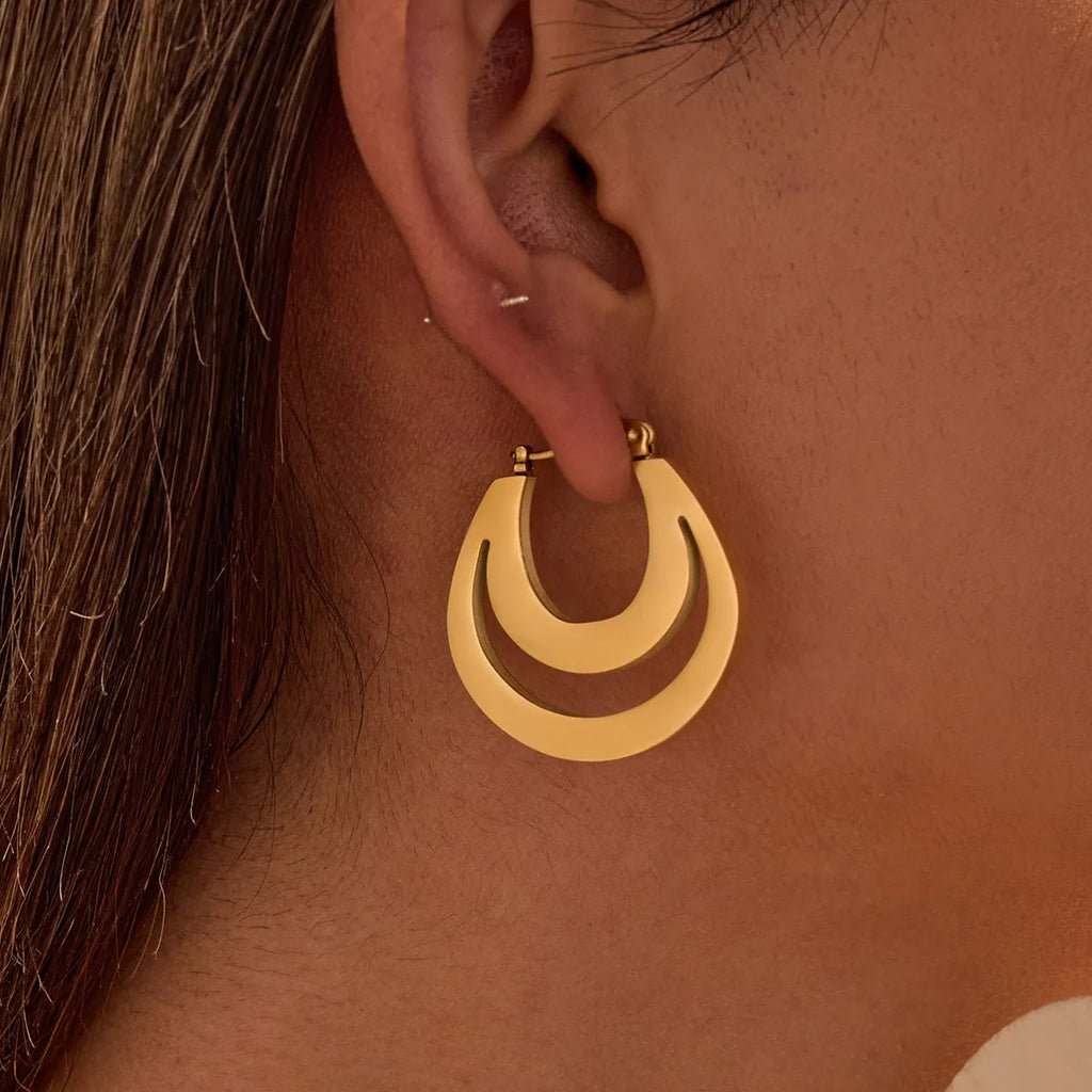 Geometric metallic French earrings with round ring elements in gold and steel finishes