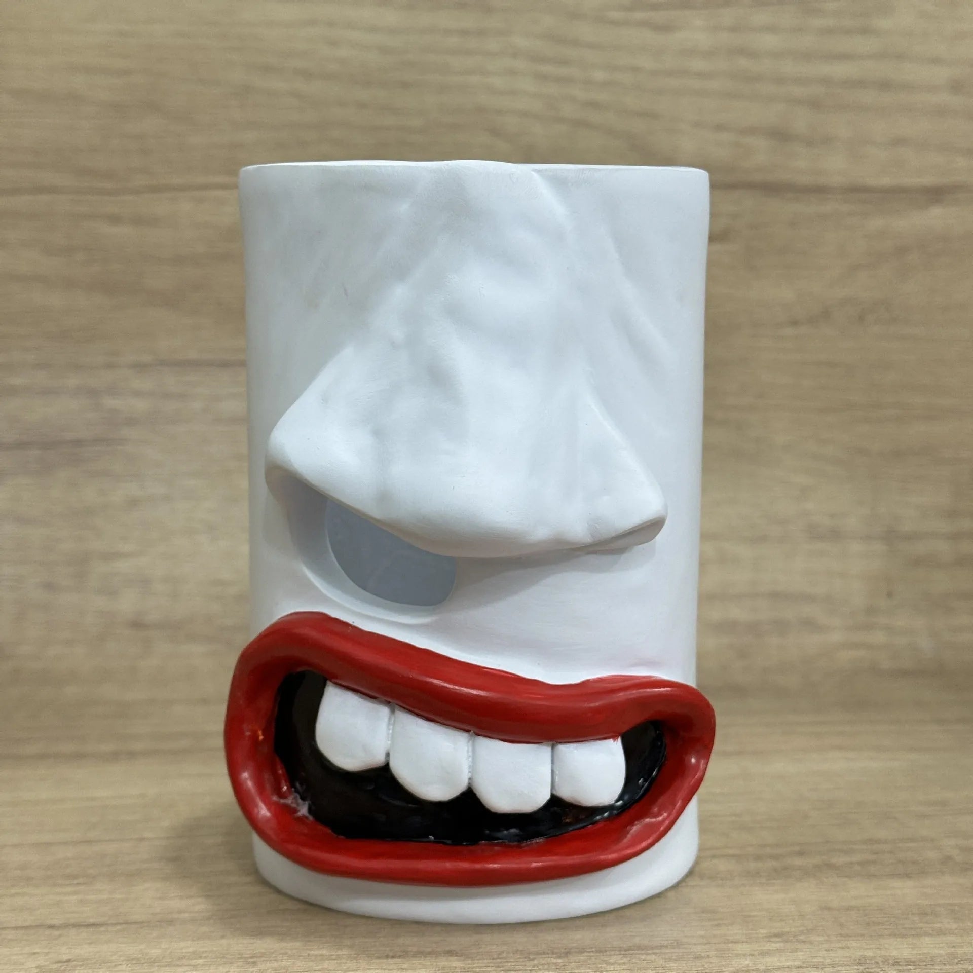Resin desktop tissue box holder ornament in funny tissue paper holder colour, American-style design.