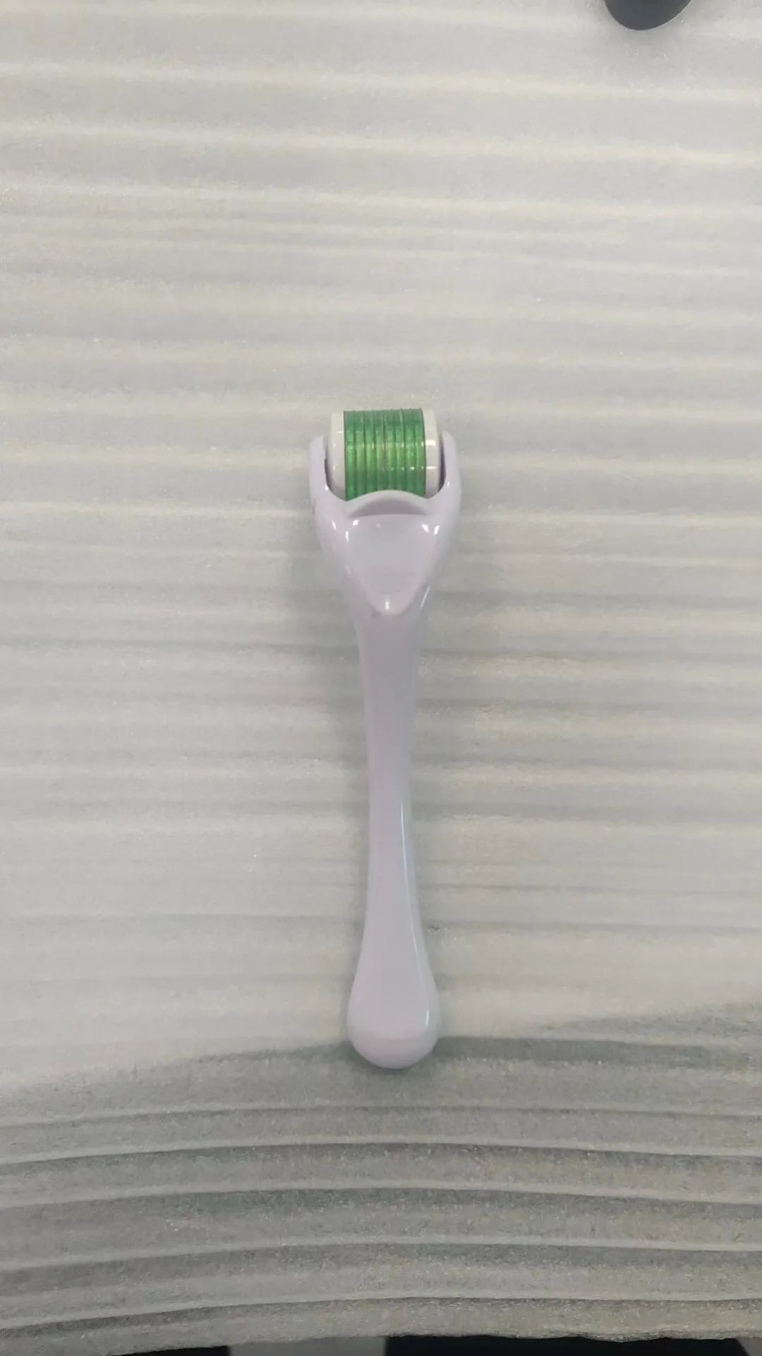 540 Micro Needle Roller device with mechanical font size display showing needle specification