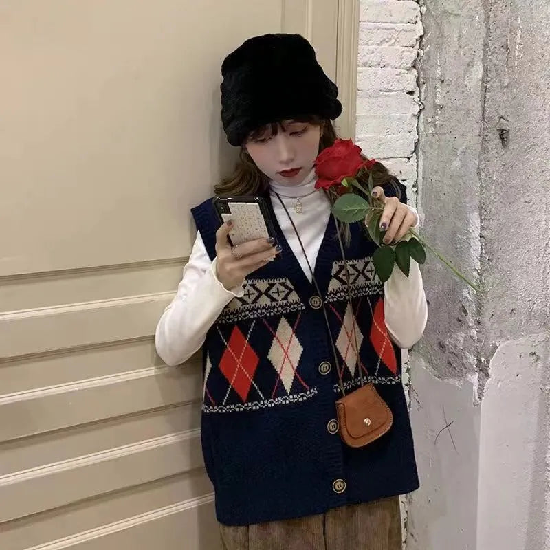 Loose sleeveless cardigan with diamond plaid pattern in khaki colour