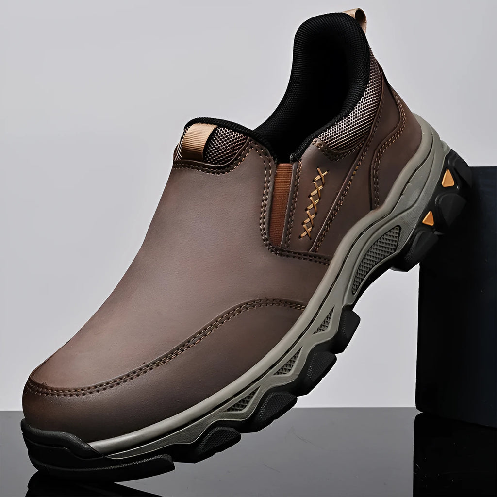 Men's black casual leather-look shoes with round toe and flat rubber sole.