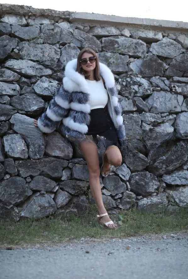 Loose-fitting women's hooded coat in artificial fur, shown in brown colour, with street fashion style.