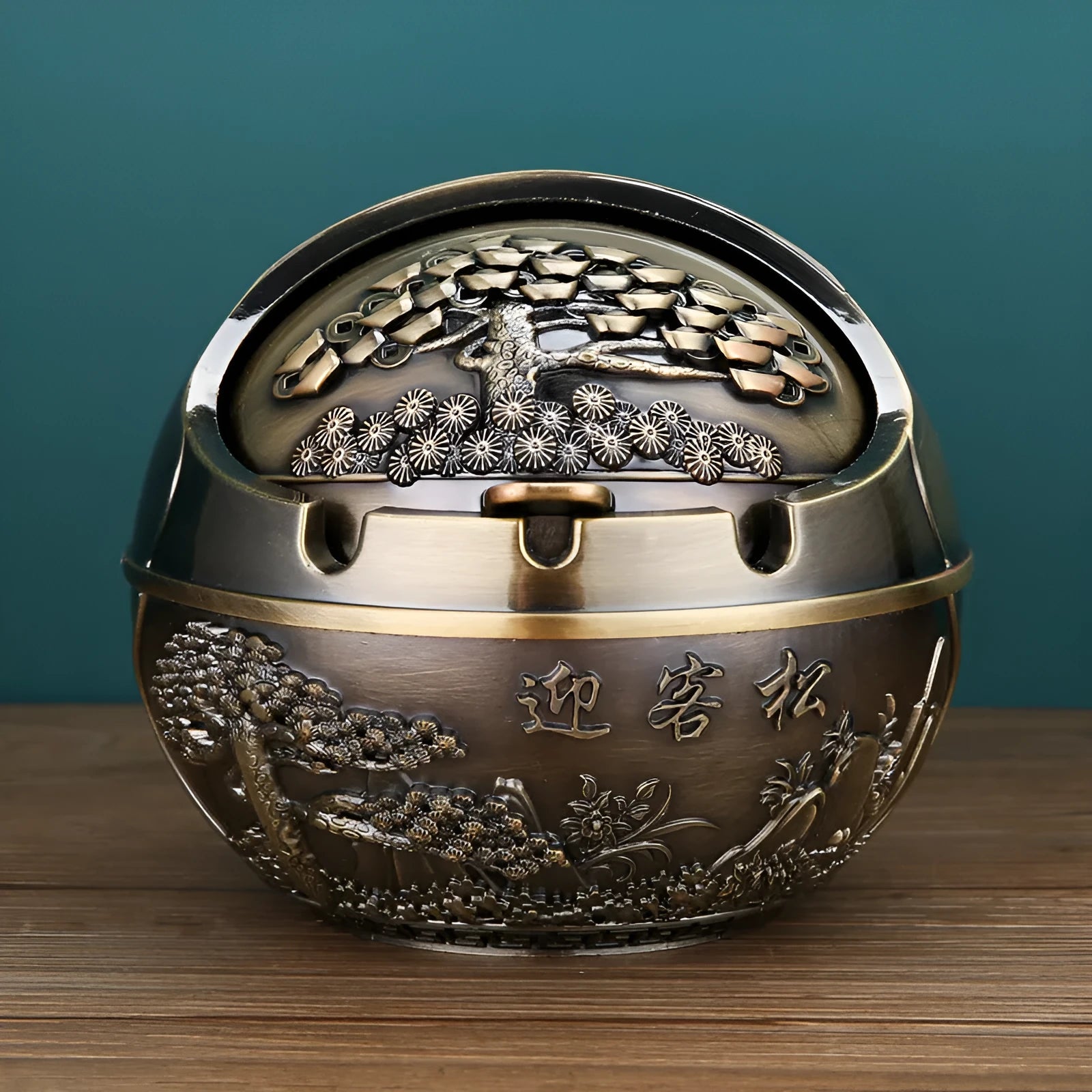 Bronze decorative ashtray with smoke extinguishing slot featuring traditional dragon design