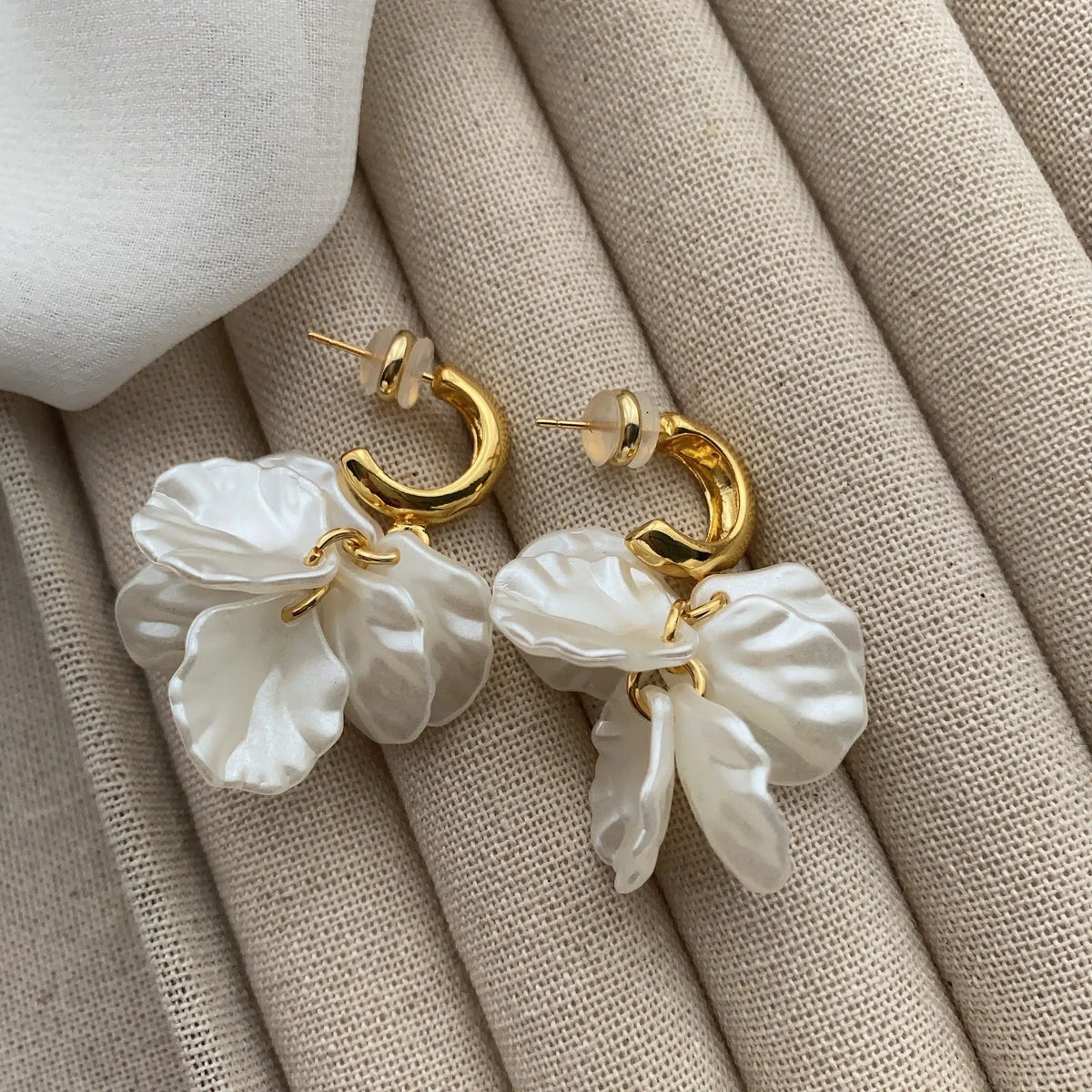Tassel imitation pearl ear studs in colour ER2791 with silver needle fitting, geometric floral shape, electroplated finish