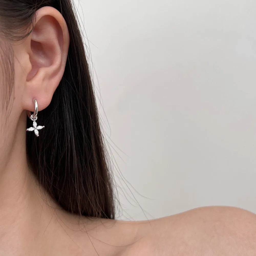 S925 sterling silver flower earrings for women in gold or platinum colour, Korean style, one pair