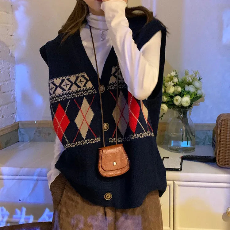 Loose sleeveless cardigan with diamond plaid pattern in khaki colour