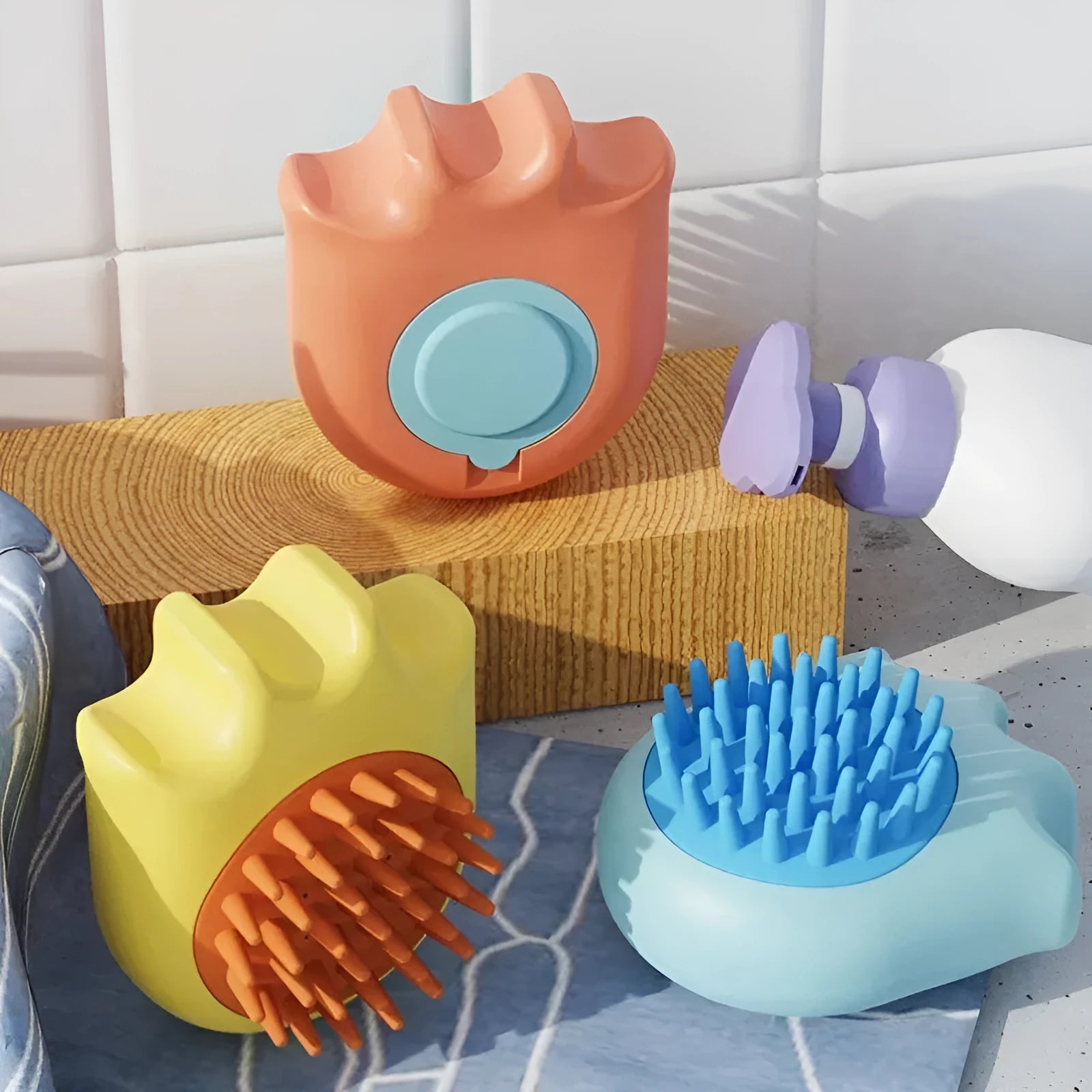 Pet bath brush with integrated shampoo box measuring 9x8x5.3cm