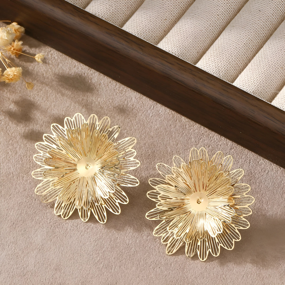 Three-dimensional hollow flower earrings in gold or silver alloy with daisy and petal design