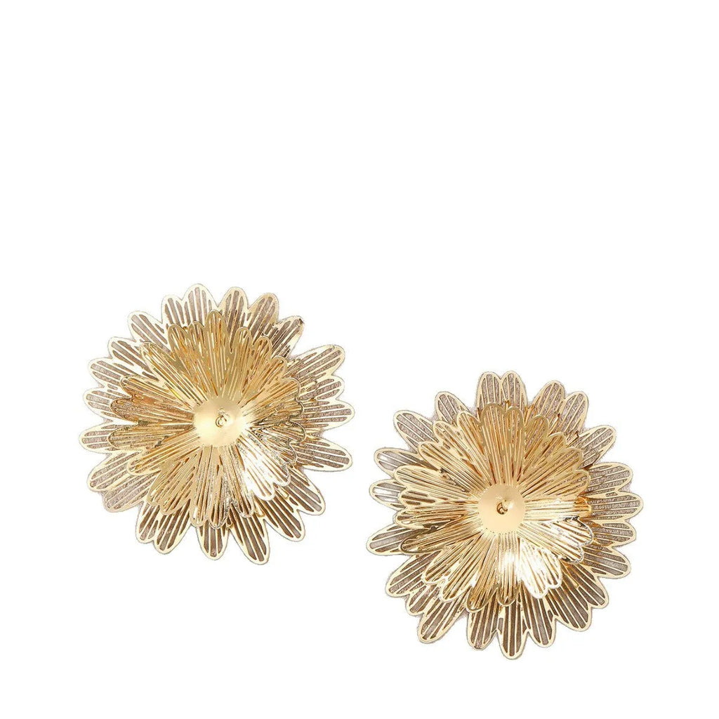 Three-dimensional hollow flower earrings in gold or silver alloy with daisy and petal design