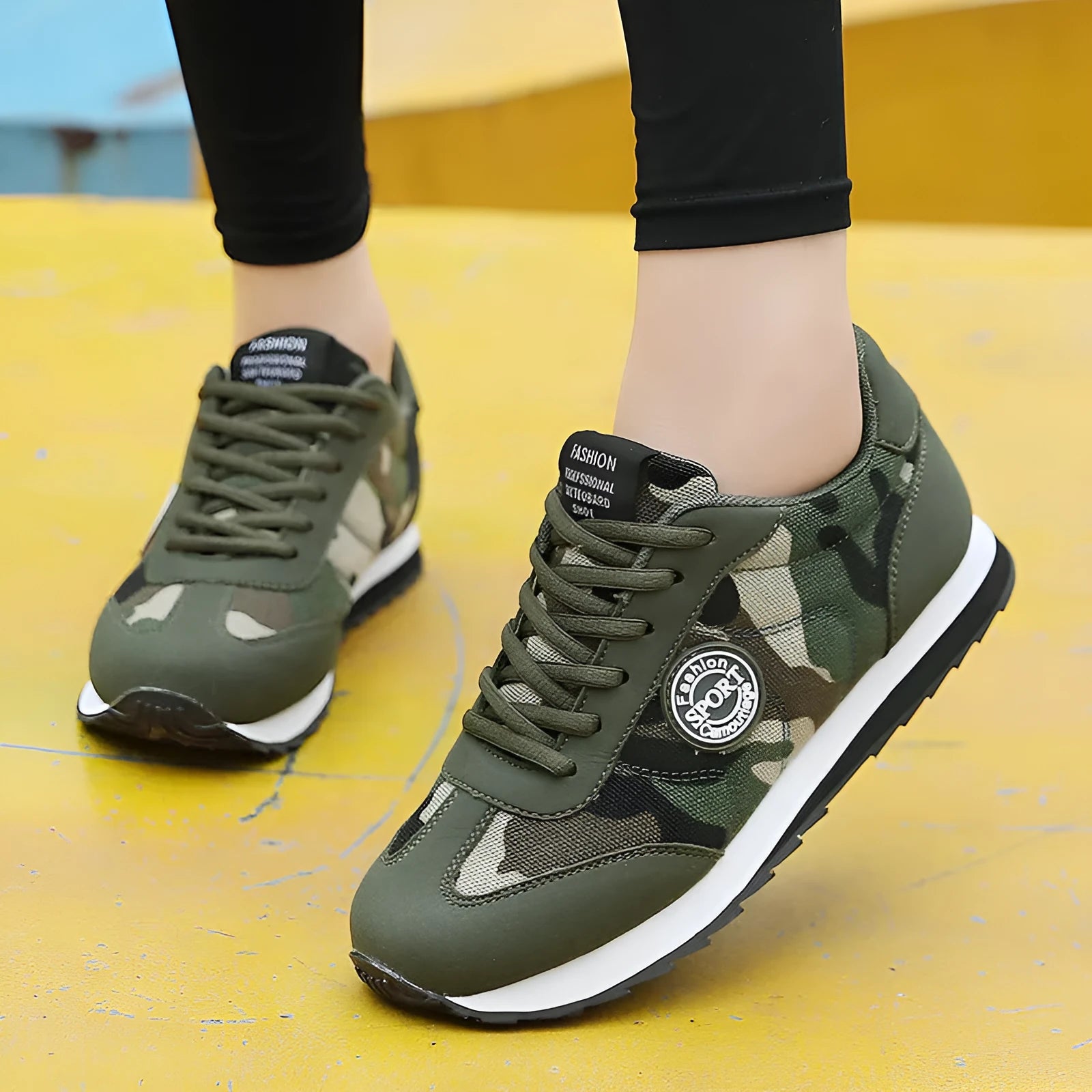 Camouflage pattern suede sports running shoes with low-top design and foam sole