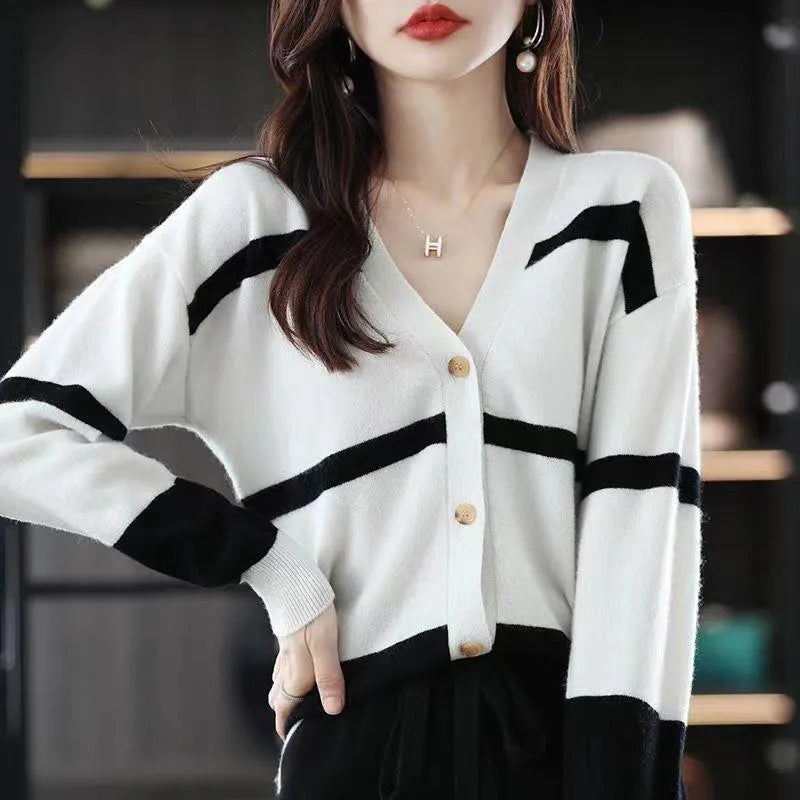 Women's striped V-neck knitted cardigan with 3D pattern effect and button closure