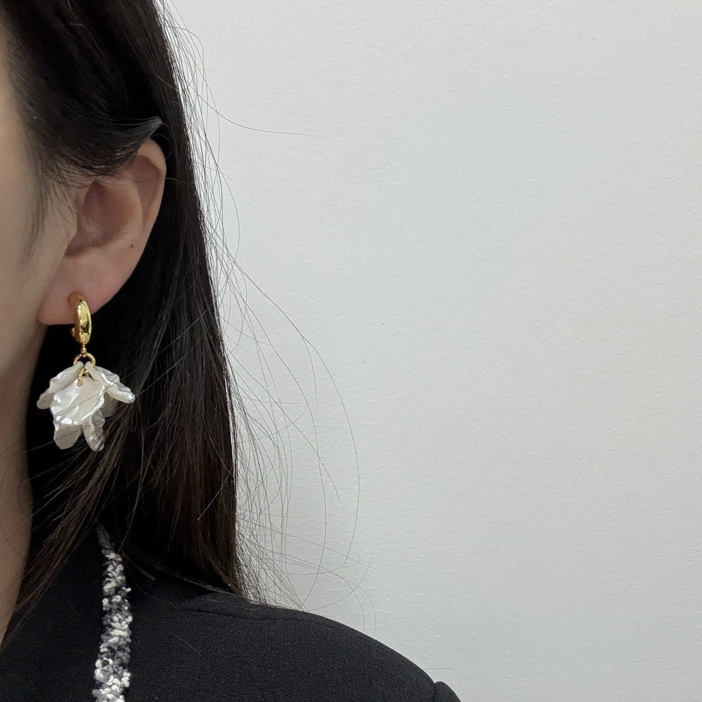 Tassel imitation pearl ear studs in colour ER2791 with silver needle fitting, geometric floral shape, electroplated finish