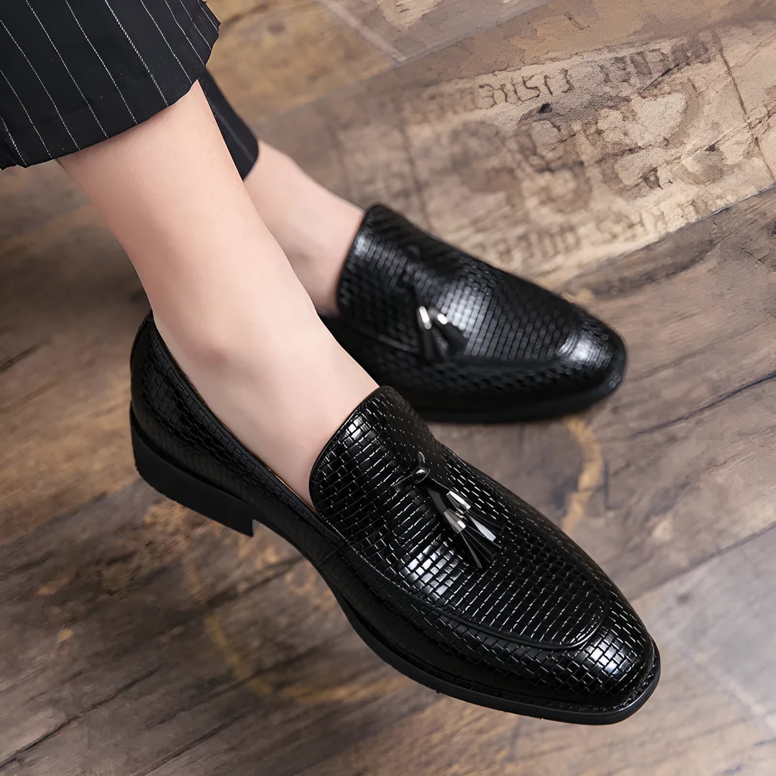 Men's pointed toe slip-on business shoes with tassel detail in artificial PU material