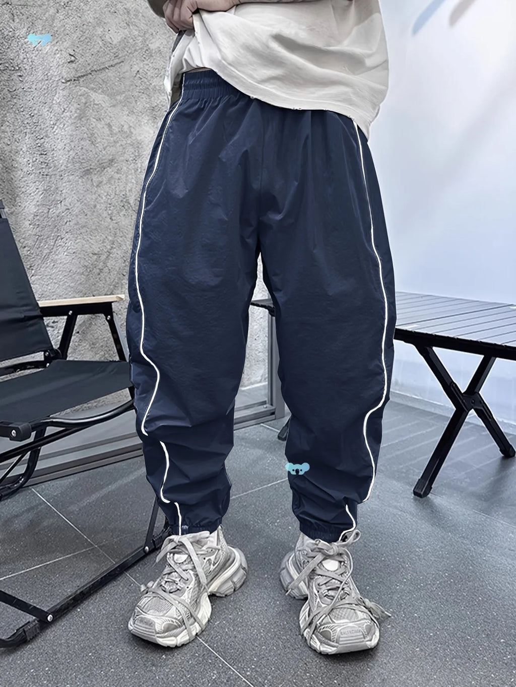 Man wearing loose-fit cropped casual trousers in bamboo fibre fabric, showing high elasticity and available colours.