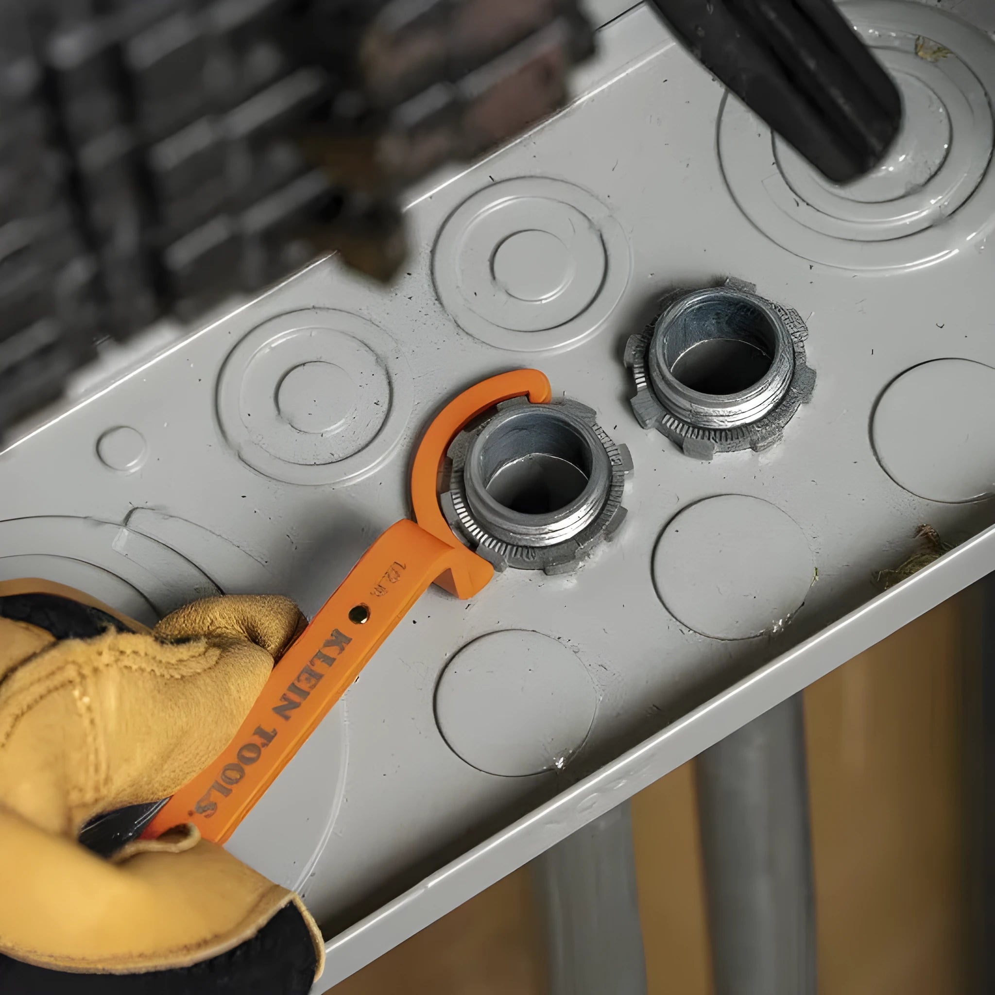 Crescent magnetic suction wrench three-piece kit in orange, grey and black colours with catheter locking function