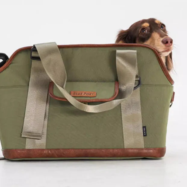Small pet outdoor backpack in light blue or military green, size S for cats and dogs under 5kg, water repellent polyester.