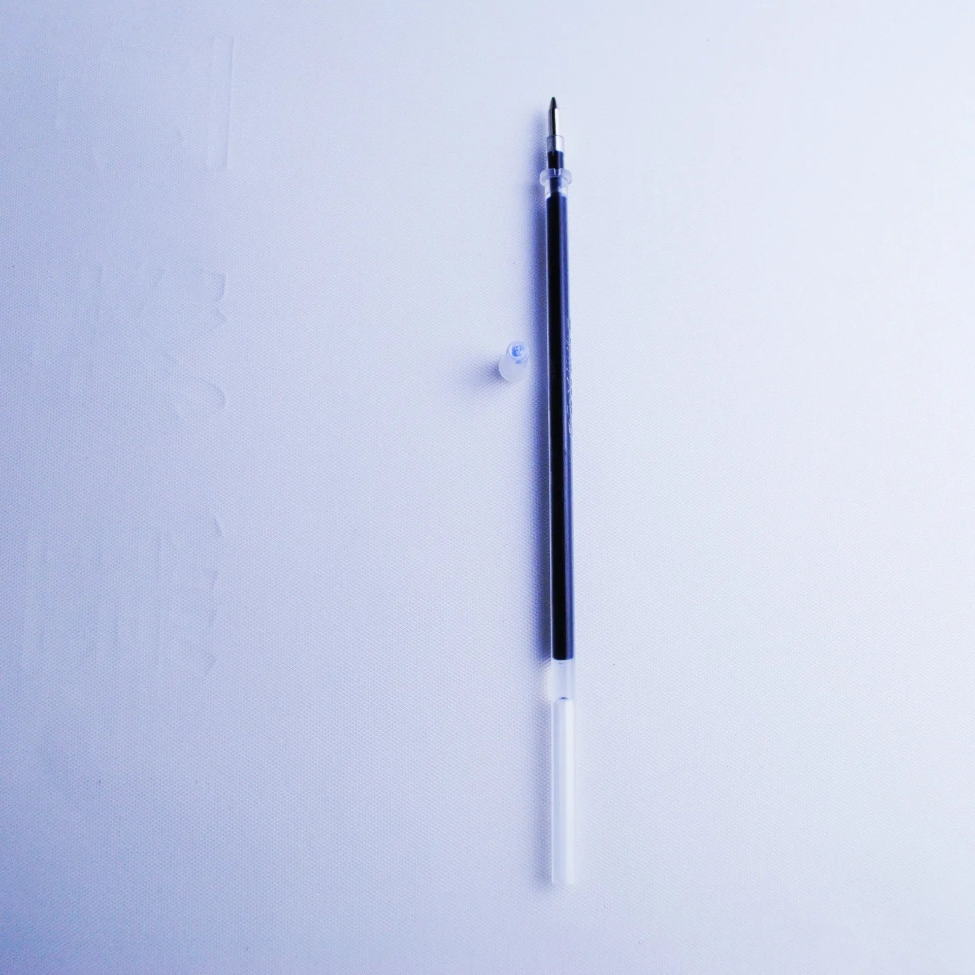 Blue automatic fading pen with 0.5mm tip showing complete set with eight ink cores