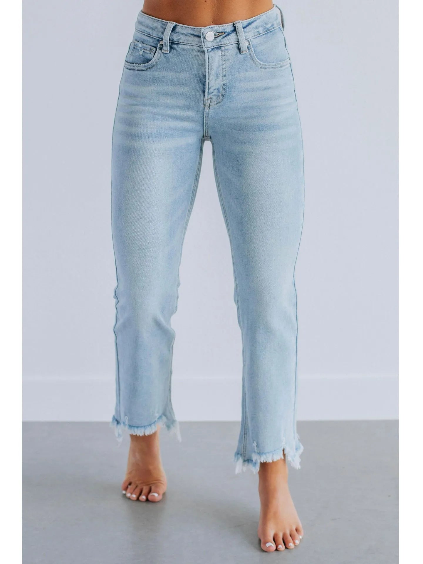 Women's solid colour denim pants with hand-worn finish in dark blue and light blue options
