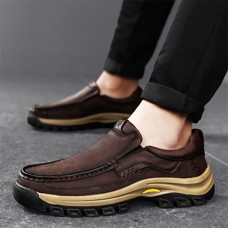 Men's black leather mountaineering shoes with thick rubber sole and round toe