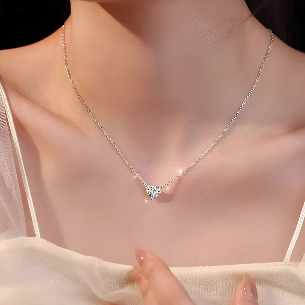 Silver-coloured women's necklace with heart-shaped pendant on copper chain