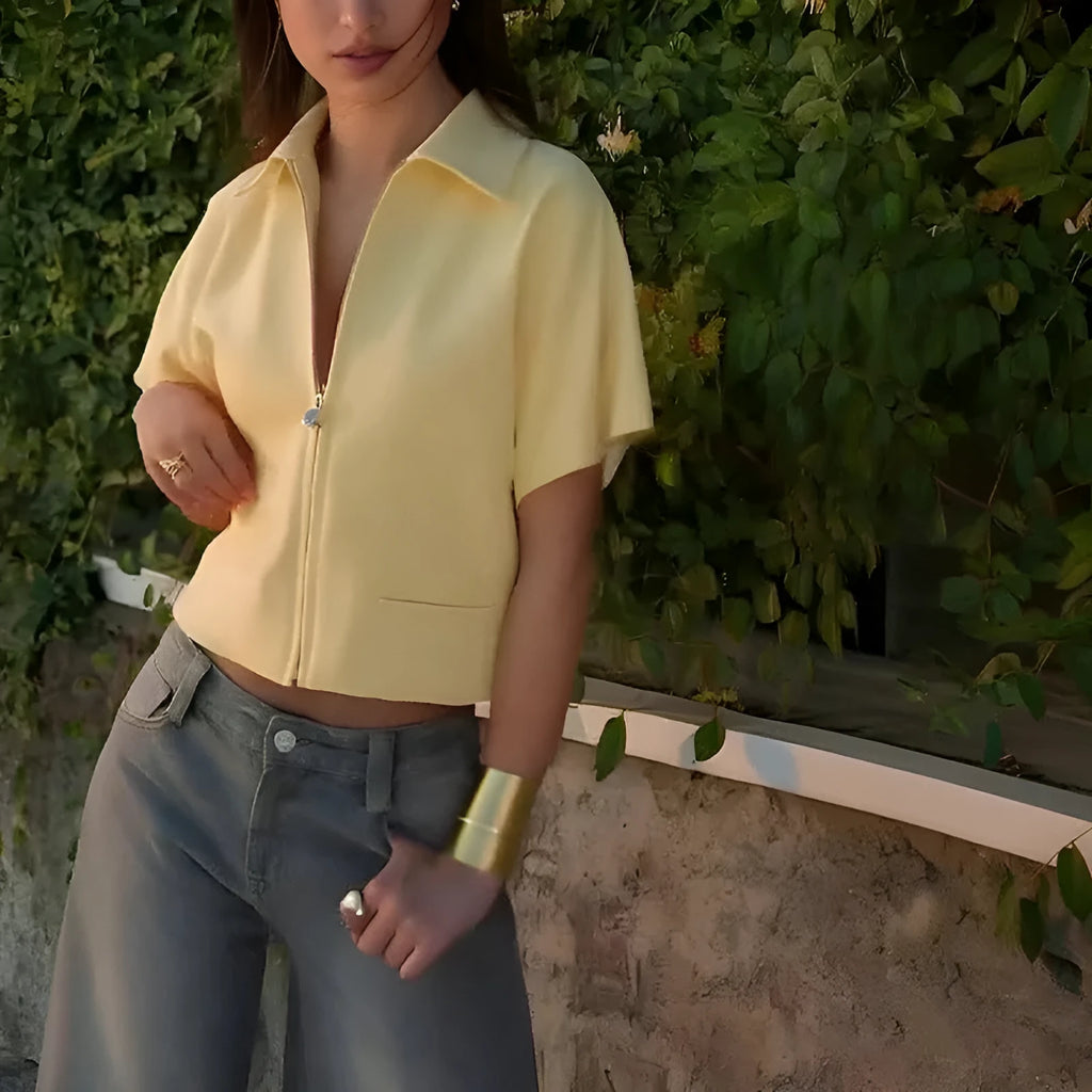 Loose fit casual top with short sleeves in black, white or yellow polyester fabric