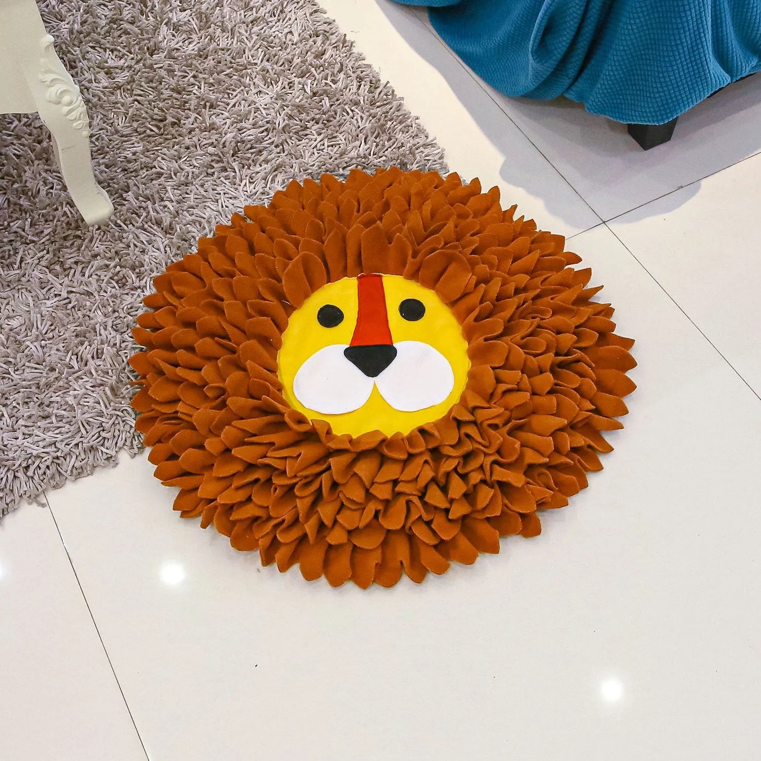 Brown lion design pet sniffing pad with textured fleece surface for hiding food