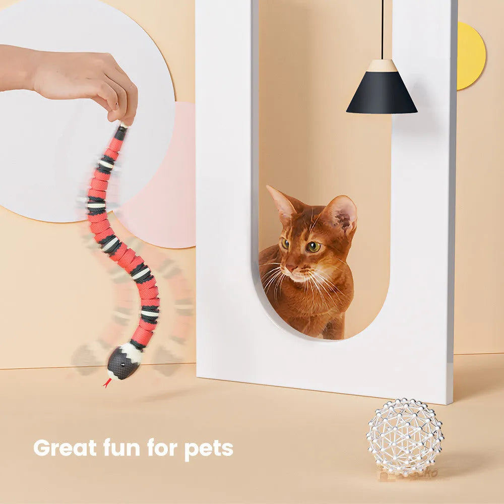 Tricky interactive sleeping electric induction snake toy in plastic, 40cm long, realistic snake prop for pranks.