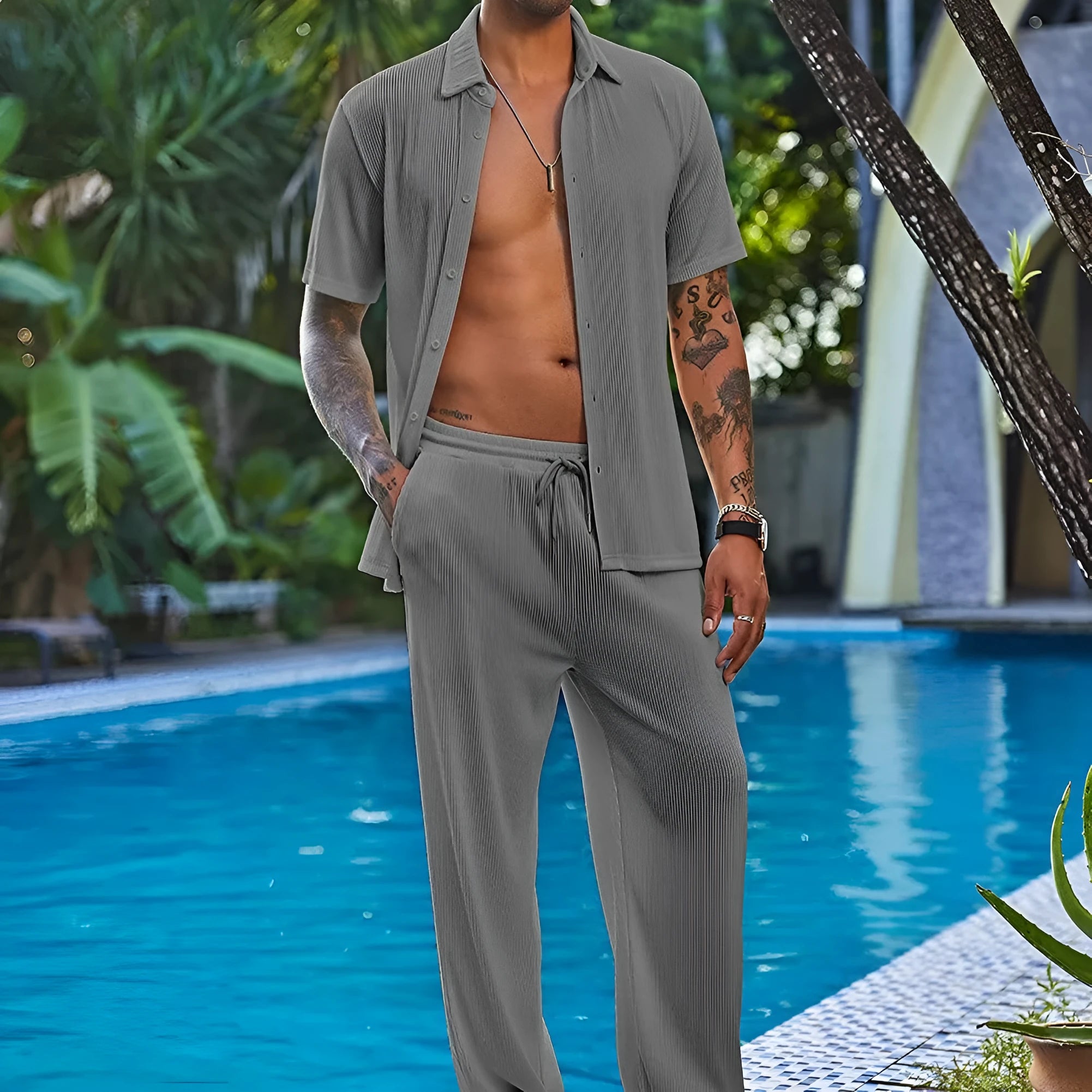 Polyester fibre loose leisure suit with short-sleeved top and trousers in solid colour