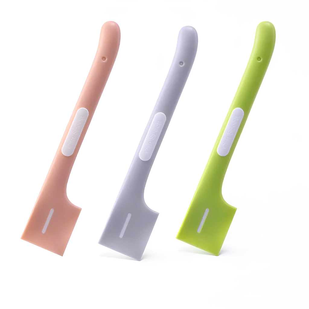 Long-handled pet feeding spoon for canned food with right-angle design