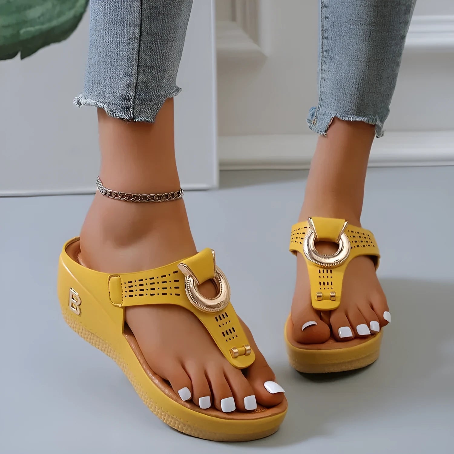 Women's thong sandals with metal decorative detail, wedge heel 3-5cm, PU upper, available in multiple colours