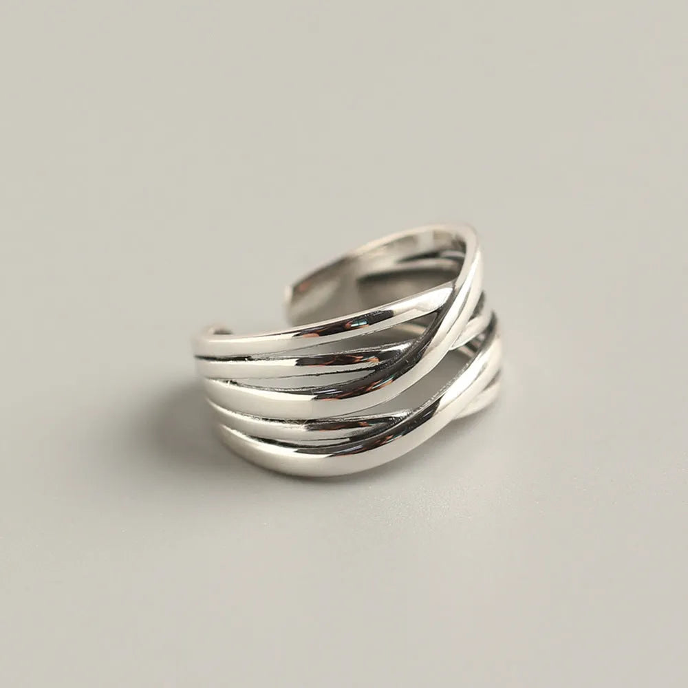 Close-up of a women's S925 sterling silver ring with a vintage weave pattern and retro silver finish.