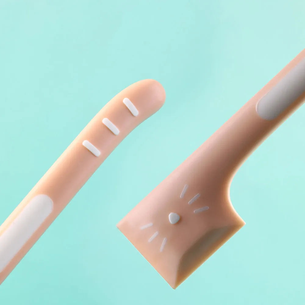 Long-handled pet feeding spoon for canned food with right-angle design