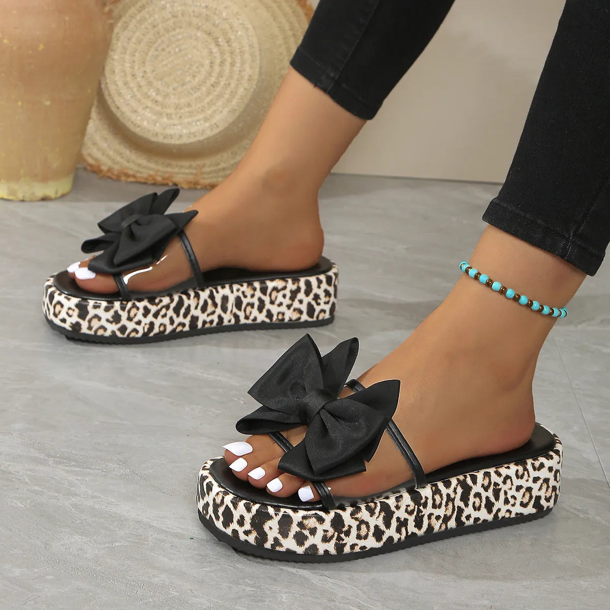Leopard print women's beach slippers with thick sole in retro style
