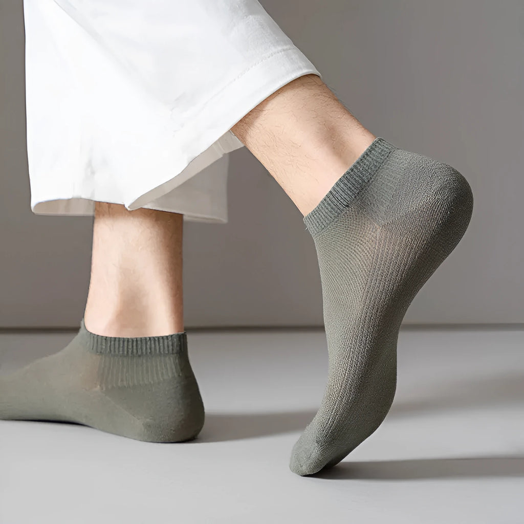 Men's solid colour low-cut boat socks in breathable polyester fabric showing free size fit