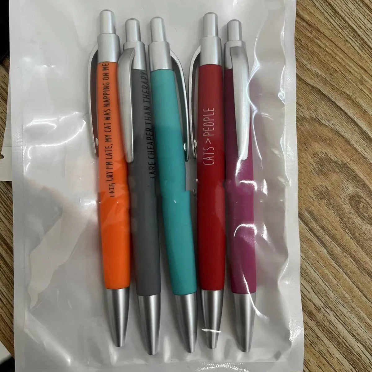 Automatic push action pen with replaceable colour refills in Cats or Dogs design, 10cm x 18cm storage bag