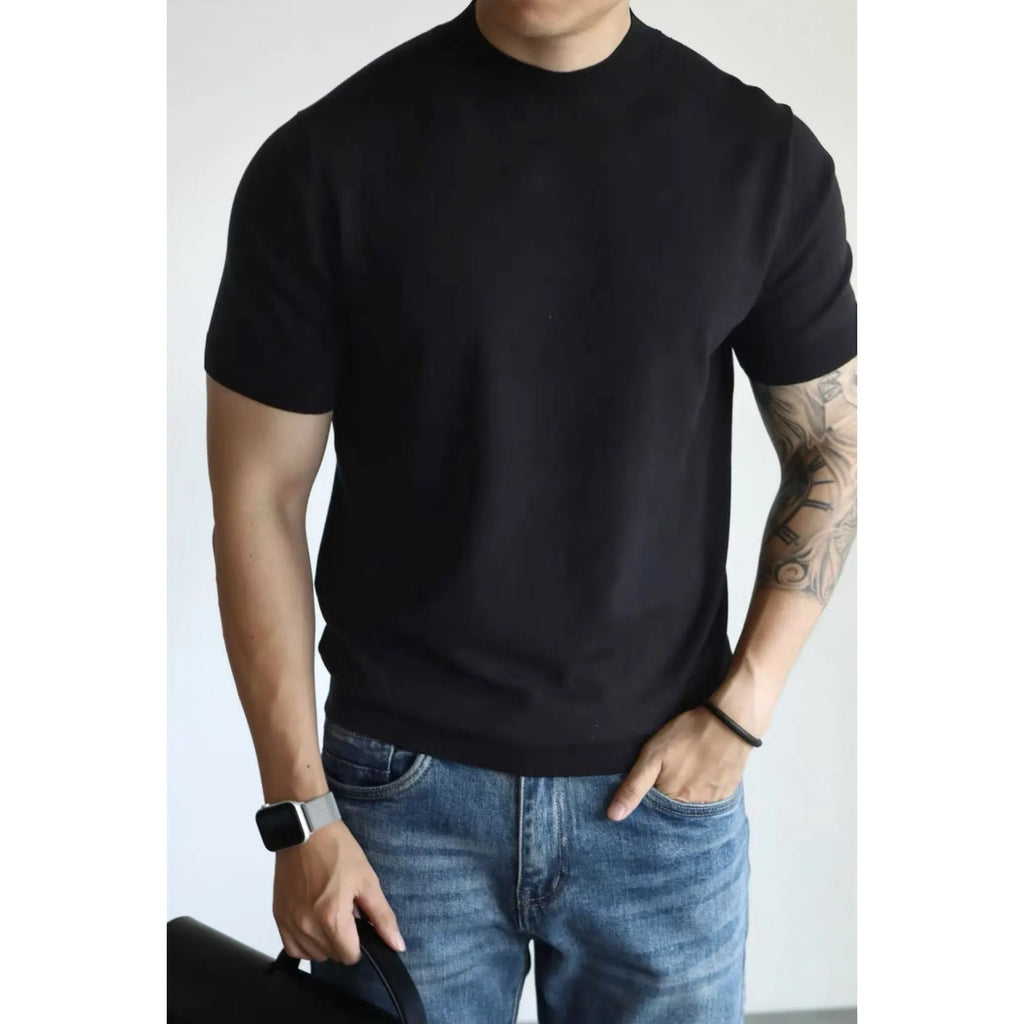 Men's slim-fit solid colour t-shirt in breathable polyester knit fabric.