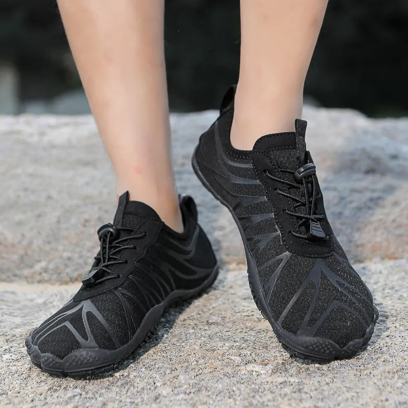 Low-top breathable running shoes in multiple colours with lace-up front and natural rubber sole