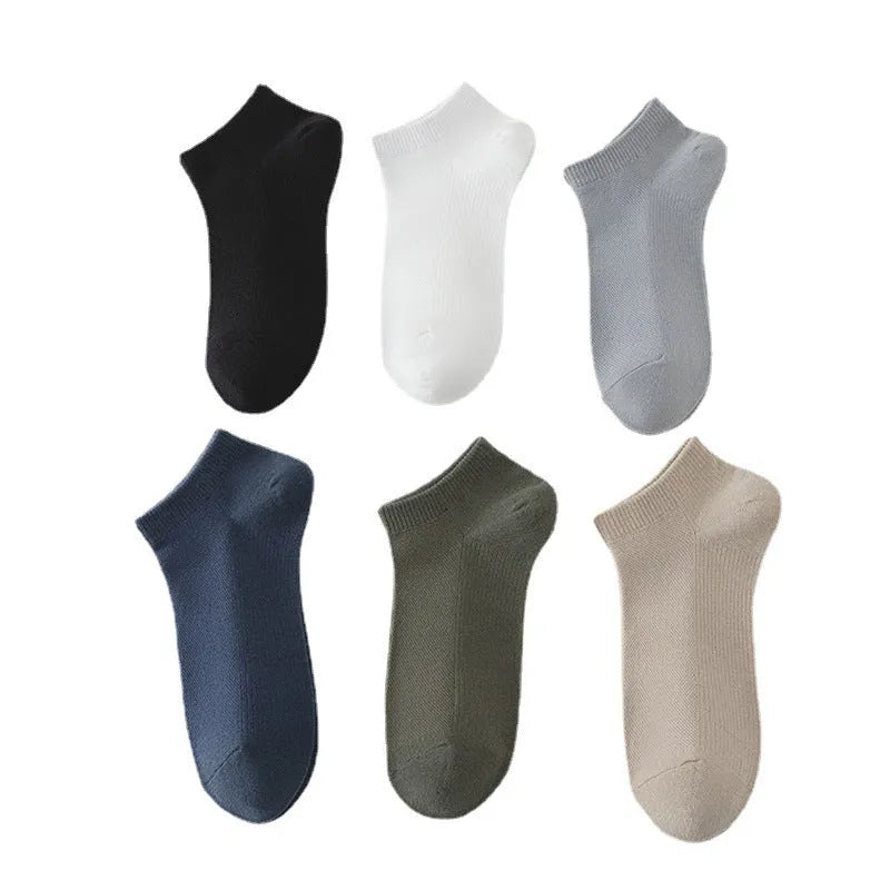 Men's solid colour low-cut boat socks in breathable polyester fabric showing free size fit