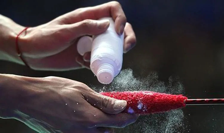 White magnesium carbonate anti-slip powder container for sports grip enhancement