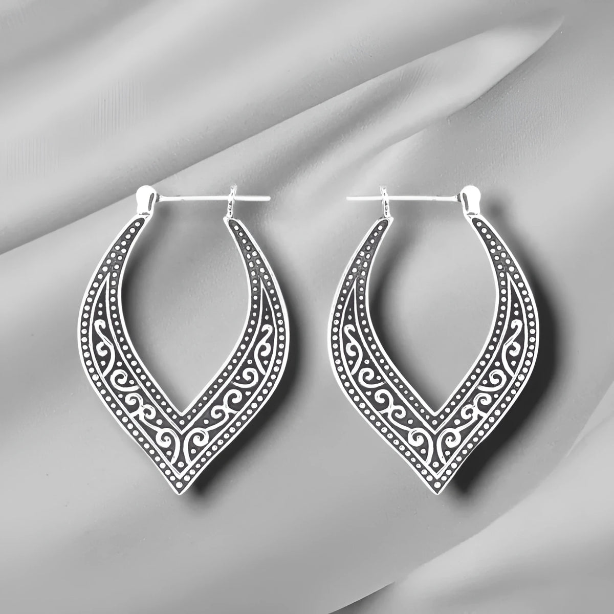 Antique silver alloy carved heart earrings with geometric ethnic style design, one pair