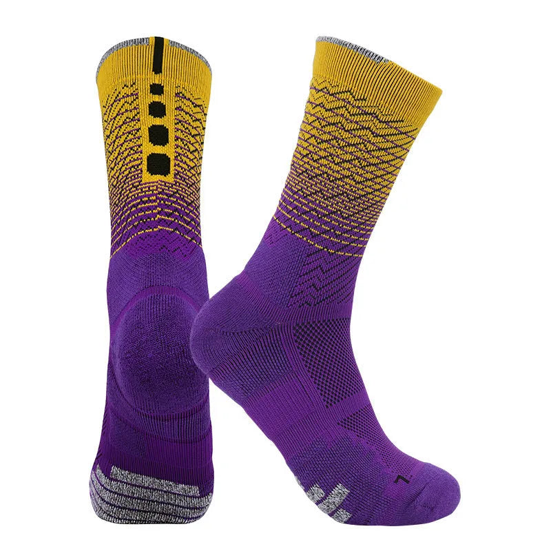 Adult sports socks in polyester fibre with gradient pattern, quick-drying and non-slip, available in seven colours.
