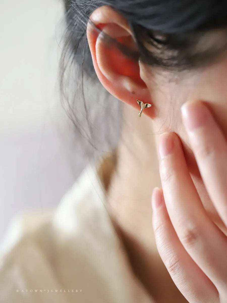 S925 sterling silver fishtail earring with 14k gold plating, showing 8mm inner diameter.