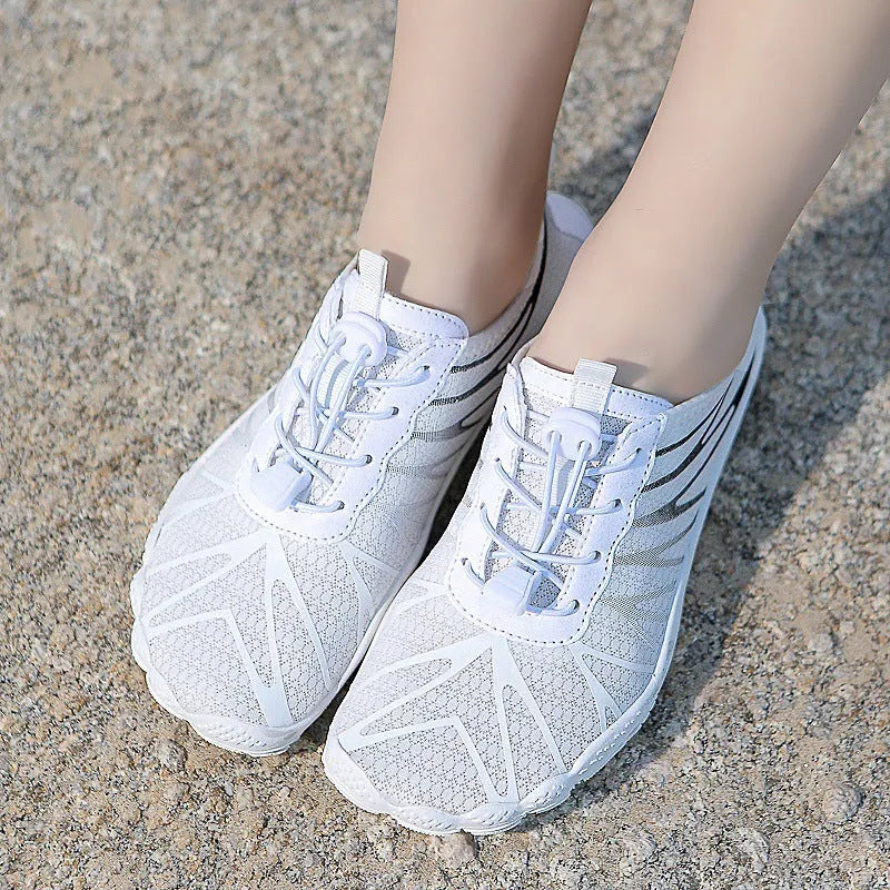 Low-top breathable running shoes in multiple colours with lace-up front and natural rubber sole